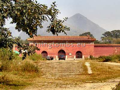 Front gate ('Ling'enmen') of Yongling