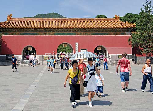 Dingling front gate