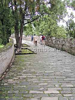 The crenelated walkway around the tomb mound