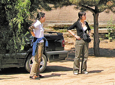 Liu Jian Ling and Yang Jing in front of Siling